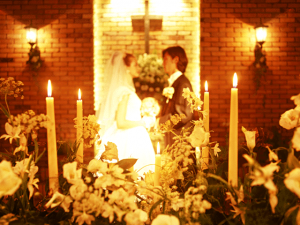 ケーキカットする新婚さん