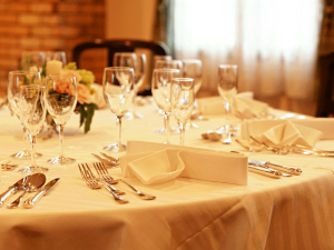 披露宴会場のテーブル