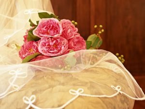 椅子の上に置かれた花束